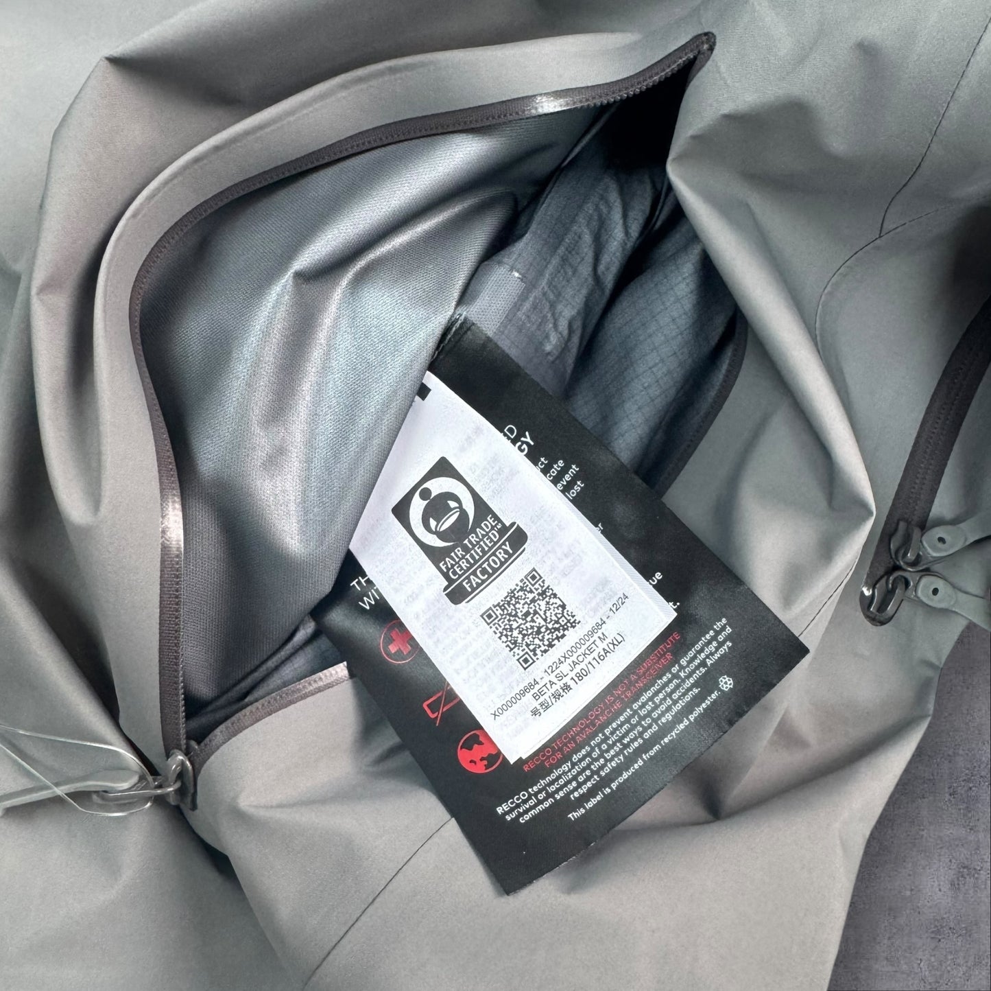 Arc’teryx Beta SL Goretex Jacket Void Colourway XL RRP £450+ BNWT