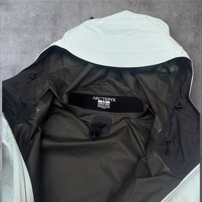 Arcteryx Women’s Large Beta SL White Goretex Jacket RRP £400