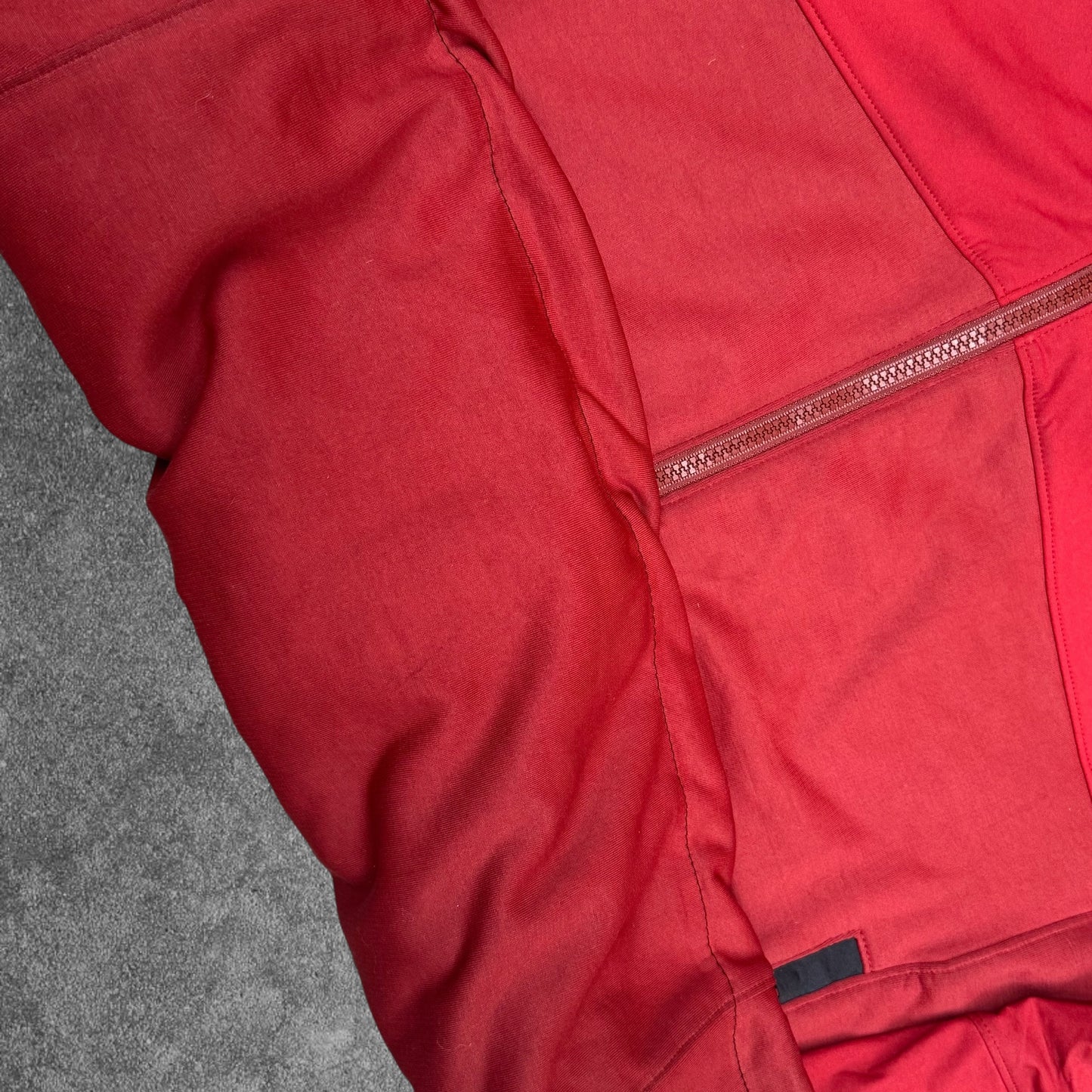 Vintage Arc red gamma mx softshell red. Xl, mark on sleeve photo 4 , hem has been repaired