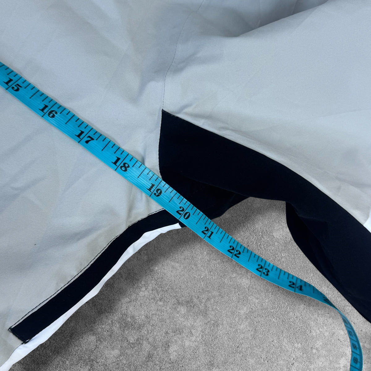 Oakley Insulated Ski Jacket White Grey Black Men's XS