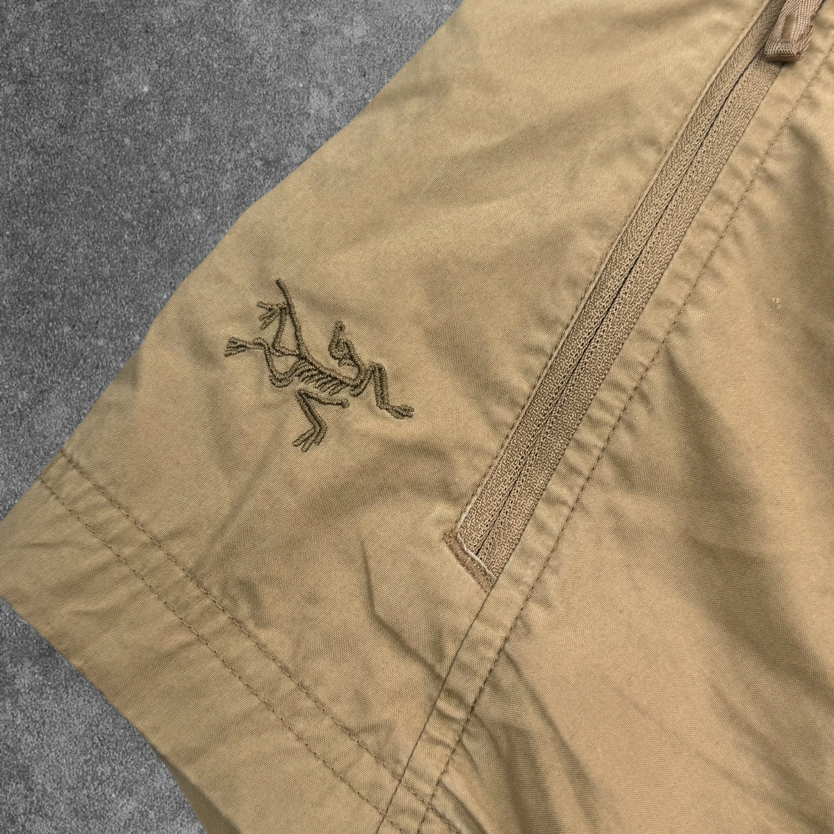 Arc'teryx Stowe Cargo Shorts 34W (Large) Beige Tan RRP £80